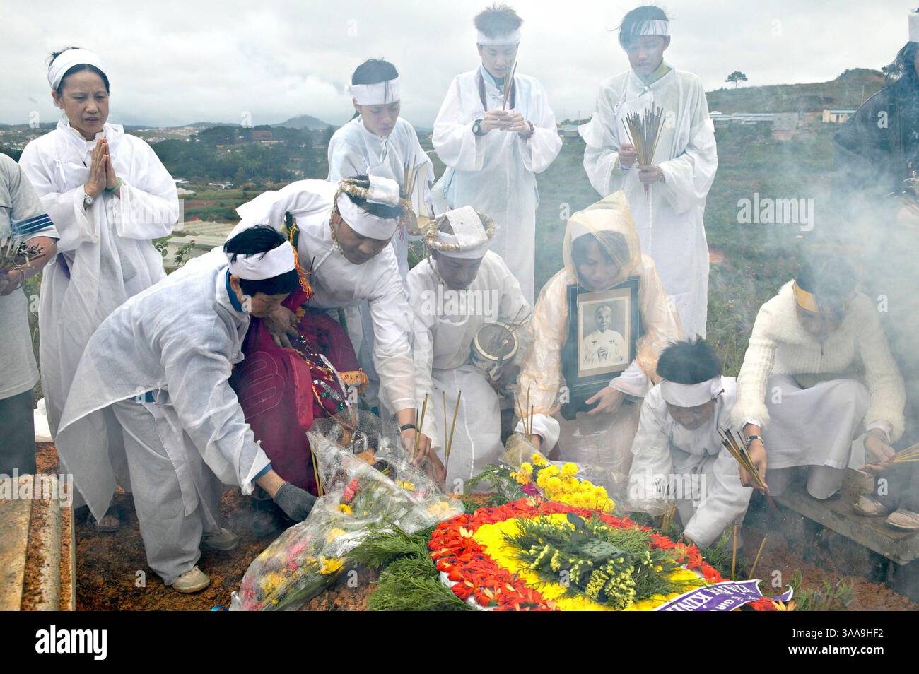 29 novembre 2005 ; Dalat, VIETNAM ; la mort naturelle d'Une grand-mère rassemble sa famille et ses amis pour des funérailles traditionnelles de Cao Dai à Dalat, Vietnam. Crédit obligatoire : photo de Dang NGO/ZUMA Press. (©) Copyright 2005 par Dang NGO Banque D'Images