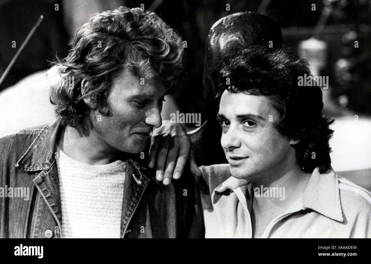 02 janv. 2005 ; Paris, FRANCE ; le chanteur MICHEL SARDOU et JOHNNY HALLIDAY dans une émission de télévision (photo de dossier - 1978). Banque D'Images