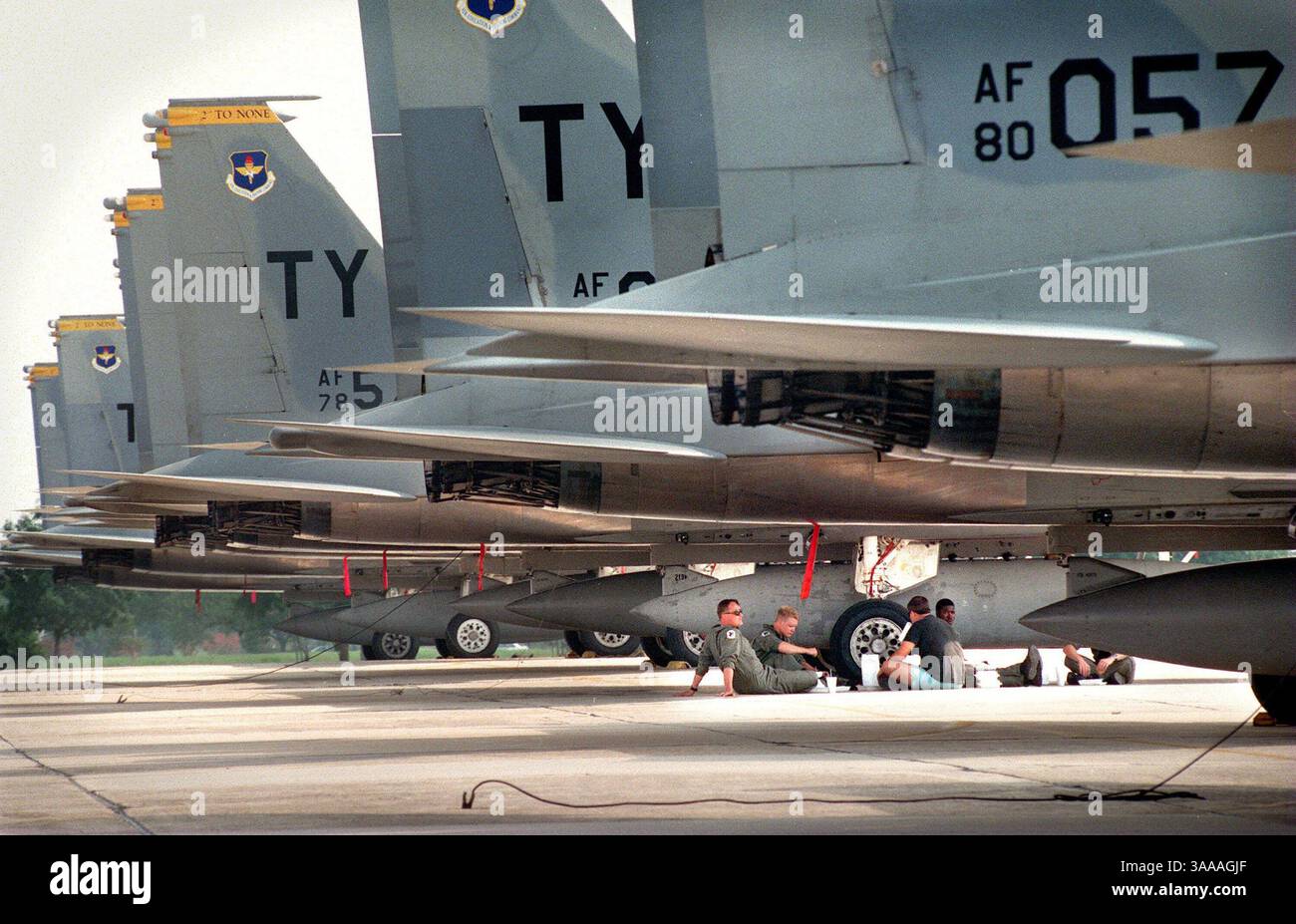 25 septembre 1989 ; San Antonio, TX, États-Unis ; Metro Daily les avions F15 de Tyndall AFB en Floride sont stationnés à Randolph AFB avec des équipages de conduite traînant et autour jusqu'à ce que le danger de tempête passe à l'est. Banque D'Images