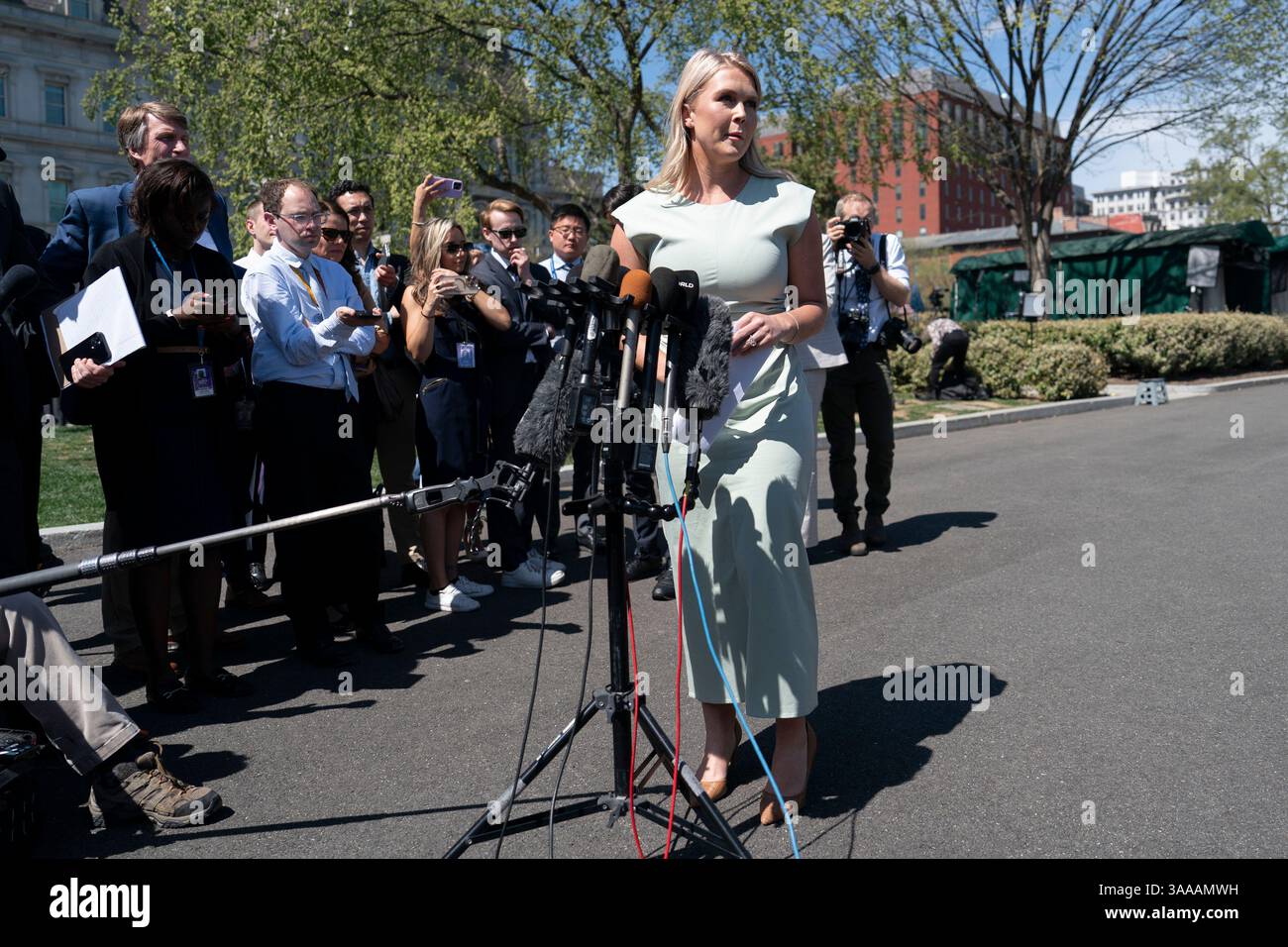 Washington, Vereinigte Staaten. 31 mars 2025. Karoline Leavitt, attachée de presse de la Maison Blanche, s'adresse aux médias à la Maison Blanche à Washington, DC, le 31 mars 2025. Crédit : Chris Kleponis/CNP/dpa/Alamy Live News Banque D'Images