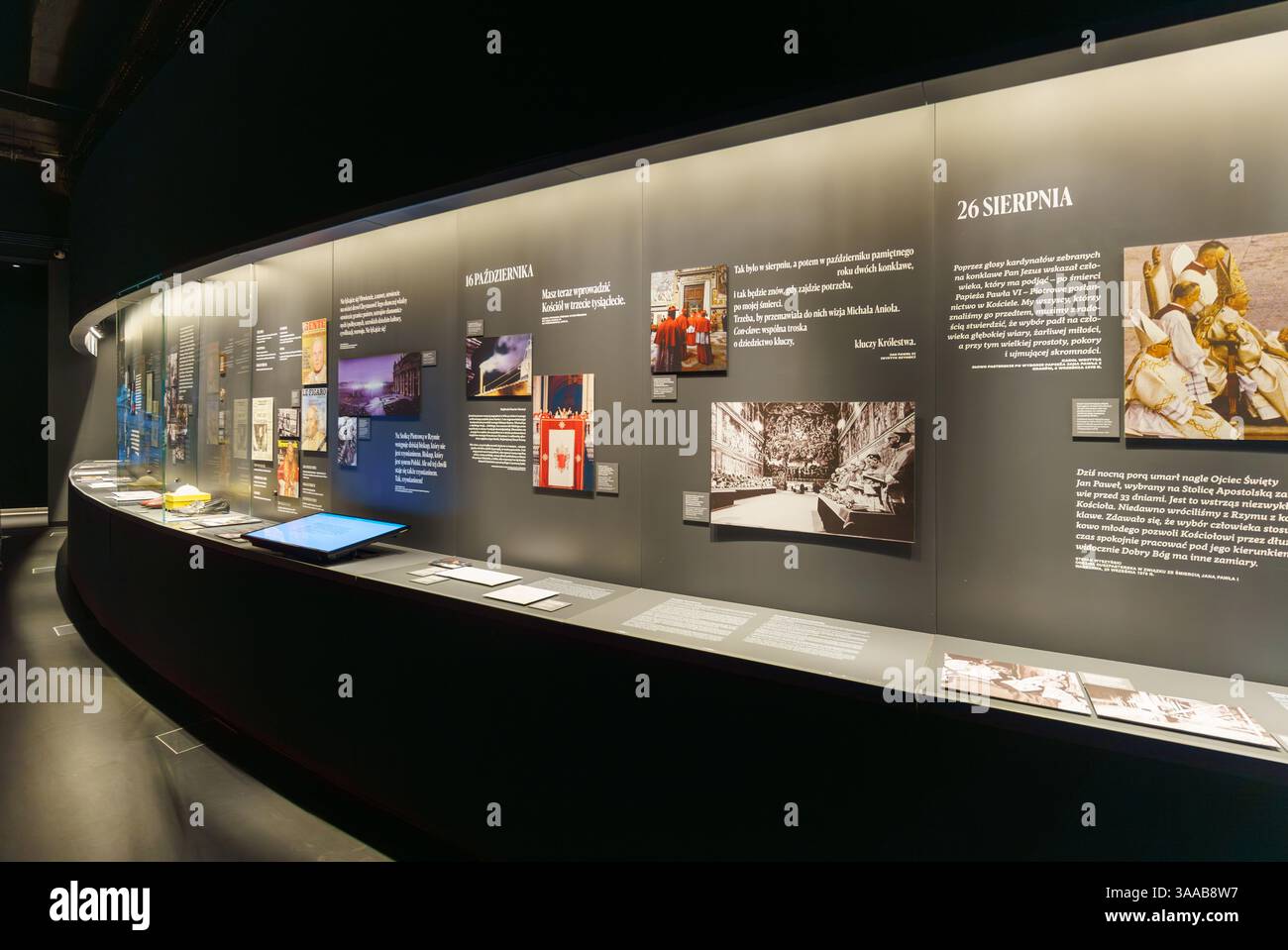 Muzeum Jana Pawła II i Prymasa Wyszynskiego. Musée de Jean-Paul II et Primat Wyszynski à l'intérieur du Temple de la Divine Providence, Varsovie, Pologne. Design d'exposition intéressant. Banque D'Images