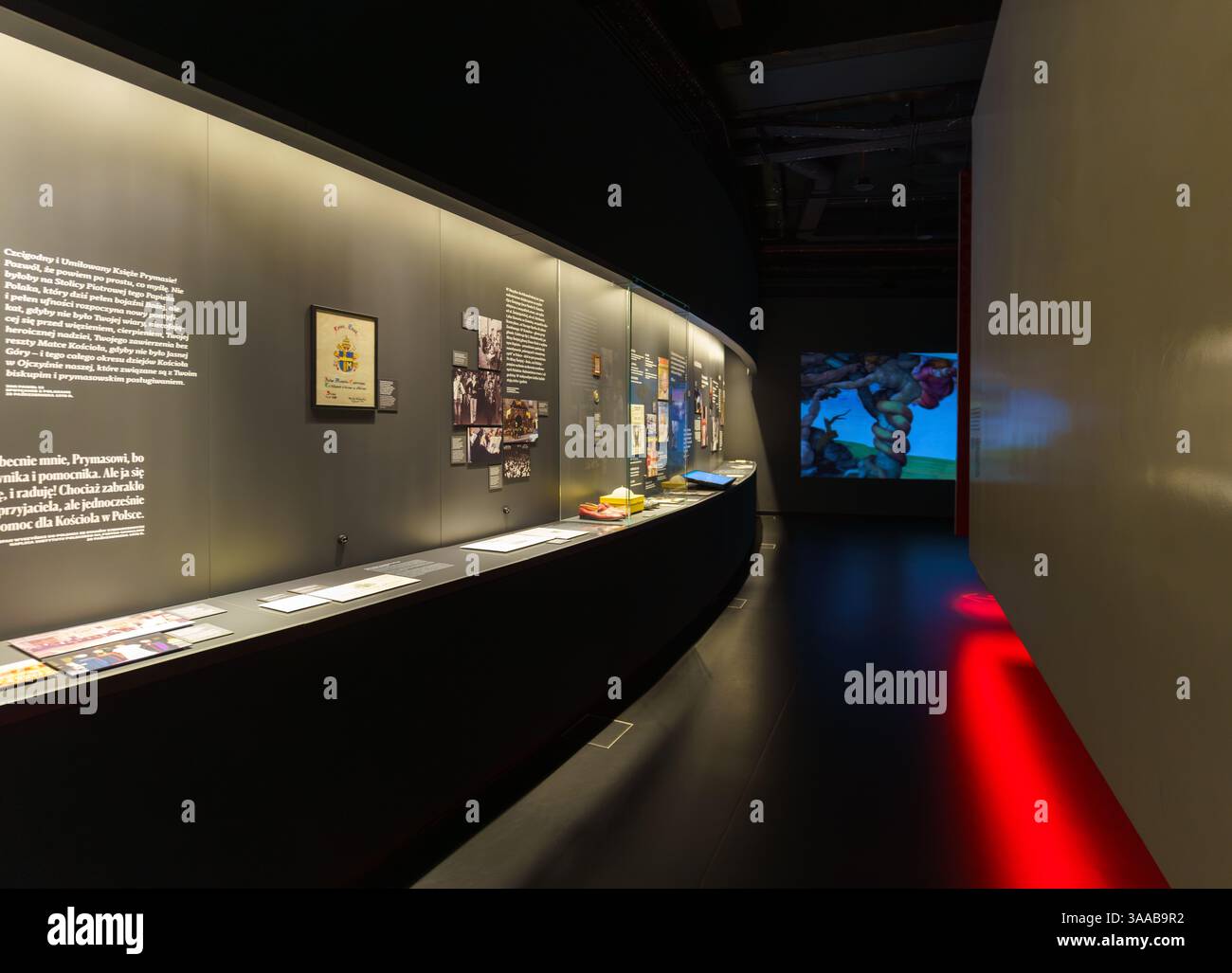 Muzeum Jana Pawła II i Prymasa Wyszynskiego. Musée de Jean-Paul II et Primat Wyszynski à l'intérieur du Temple de la Divine Providence, Varsovie, Pologne. Design d'exposition intéressant. Banque D'Images