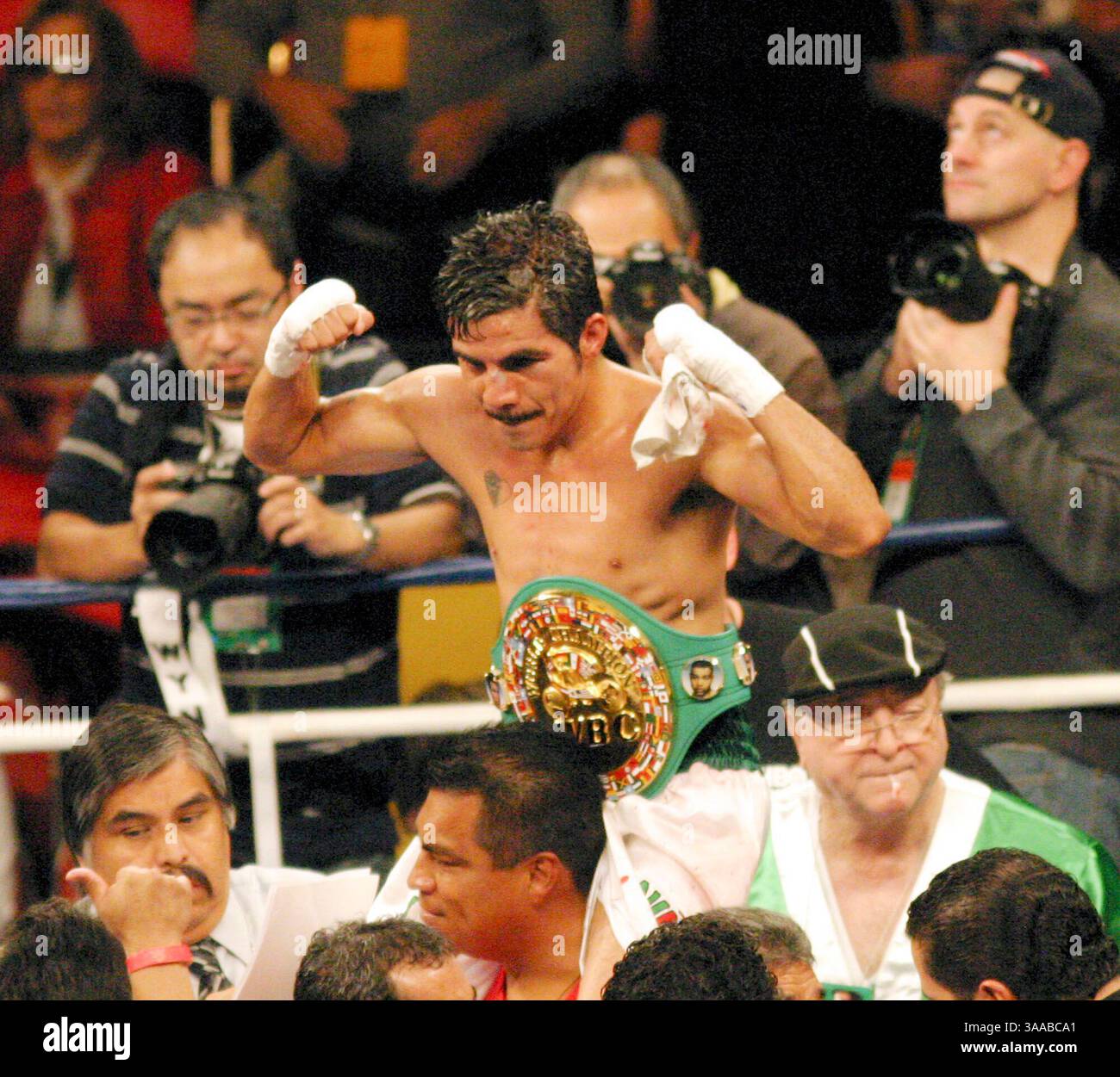18 novembre 2006 ; Las Vegas, Nevada, États-Unis ; OMAR NINO (R) du Mexique célèbre sa victoire sur Brian Viloria d'Hawaï après leur combat WBC World Mini Flyweight Title à Las Vegas, Nevada. Crédit obligatoire : photo de Barry Sweet/ZUMA Press. (©) Copyright 2006 par Barry Sweet Banque D'Images