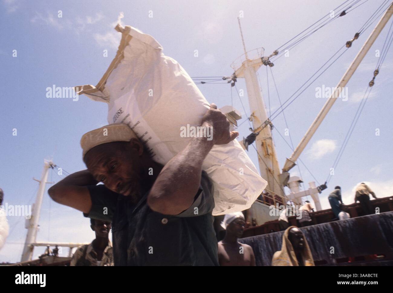 01 août 1992 ; Mogadiscio, SOMALIE ; des travailleurs déchargent des sacs de farine et de riz donnés dans le port de Mogadiscio. Des tireurs armés et des bandits ont empêché une grande partie de l'aide alimentaire d'atteindre les populations dans le besoin, en particulier à l'intérieur du pays. Crédit obligatoire : photo de Cheryl Hatch/ZUMA Press. (©) Copyright 1992 par Cheryl Hatch Banque D'Images
