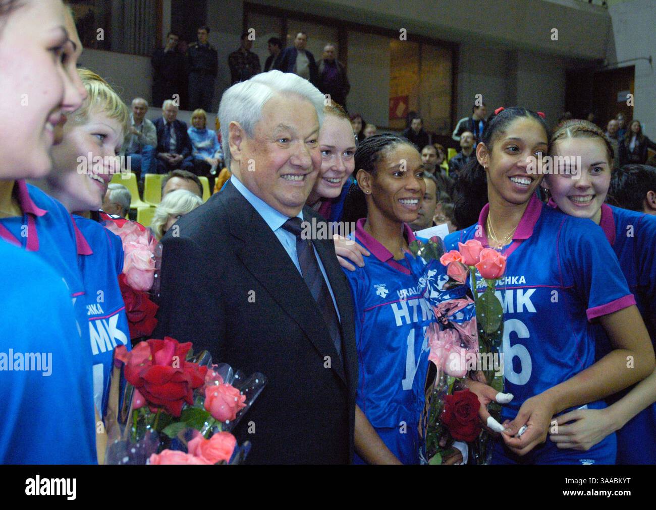 23 avril 2007 - Moscou, Russie - L'ex-président russe Boris Eltsine (1er février 1931 C 23 avril 2007) est décédé aujourd'hui à l'âge de 76 ans. Eltsine est devenu le premier président démocratiquement élu de la Fédération de Russie après la démission de Mikhaïl Gorbatchev de son poste de dirigeant soviétique en décembre 1991. SUR LA PHOTO : la fin du championnat de Russie sur le volley-ball chez les femmes, ` uralochka- ?O ?¬ ` (région de Sverdlovsk) a gagné ` le Dynamo ` (Moscou) - 3 :0 Boris Eltsine félicite les gagnants. (Crédit image : © PhotoXpress/ZUMA Press) RESTRICTIONS : droits en Amérique du Nord et du Sud SEULEMENT Banque D'Images