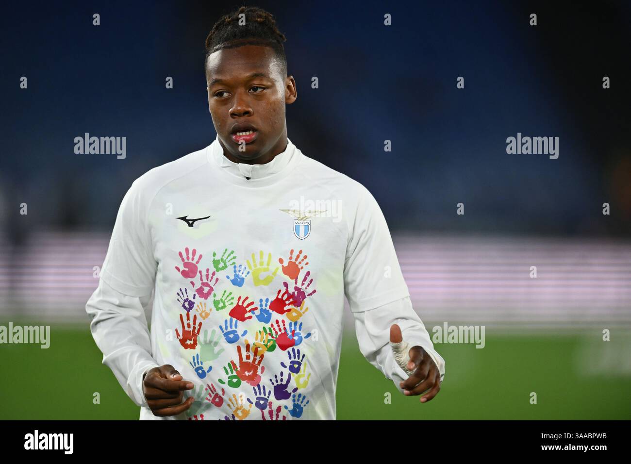 Rome, Italie. 31 mars 2025. Tijjani Noslin de S.S. Lazio porte un t-shirt spécial dédié à la Journée nationale de l'autisme lors de la 30e journée du Championnat de Serie A entre S.S. Lazio et Torino FC 1906 au stade Olympique le 31 mars 2025 à Rome, Italie. Crédit : Domenico Cippitelli/Alamy Live News Banque D'Images