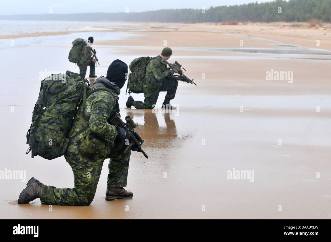 30 mars 2015 - Adazi, Lettonie - des commandos de reconnaissance de l'armée américaine aux côtés de commandos lettons et canadiens effectuent une infiltration d'eau pendant l'exercice opération Summer Shield le 30 mars 2015 près de la base militaire d'Adazi, Lettonie. (Crédit image : © Sgt. Aaron Ellerman/Planet Pix via ZUMA Wire) Banque D'Images
