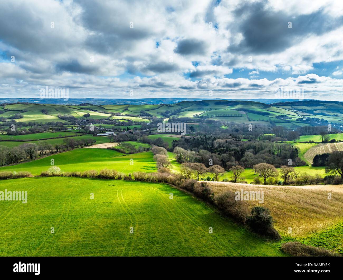 Fermes sur la route A35 d'un drone, Morcombelake Village, Bridport, Dorset, Angleterre Banque D'Images