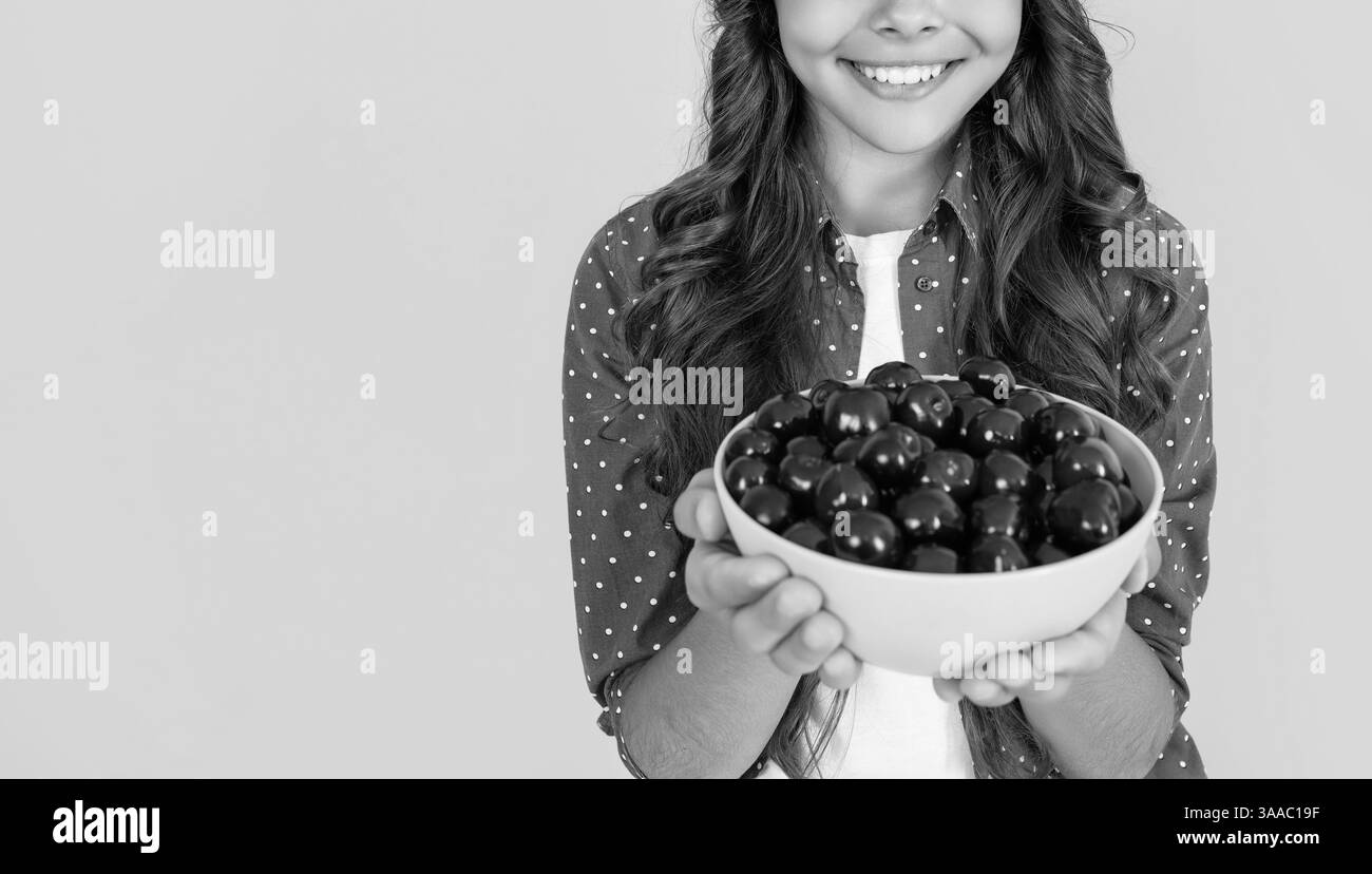 vue rognée du bol en cerisier pour enfant sur fond jaune. espace de copie Banque D'Images