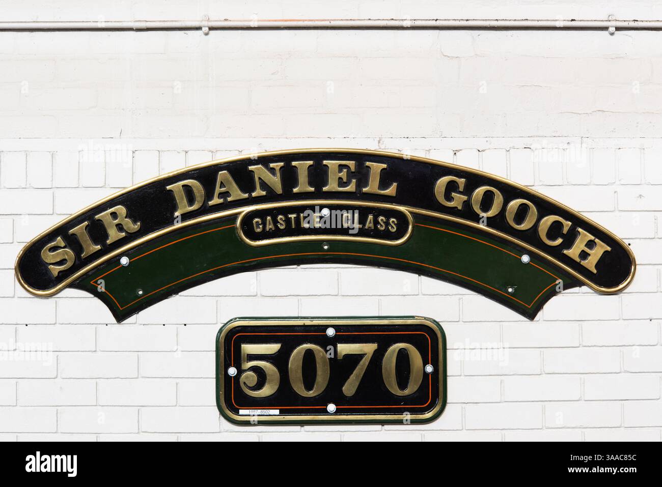 Plaque signalétique de la locomotive Sir Daniel Gooch au National Railways Museum, York, Angleterre. Banque D'Images