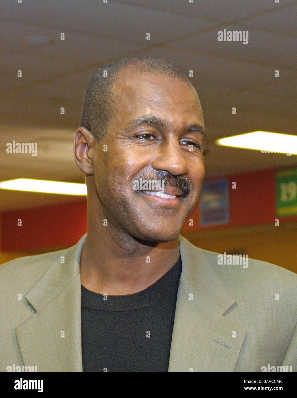 28 novembre 2005 - Ashburn, Virginie, États-Unis d'Amérique - Art Monk (81), ancien récepteur des Redskins de Washington, au Redskins Park à Ashburn, Virginie, le 28 novembre 2005. Monk, qui a été choisi par les Redskins au premier tour de la draft 1980 de la NFL, a joué pour eux de 1980 à 1993. Monk joue pour les jets de New York en 1994 et les Eagles de Philadelphie en 1995 avant de prendre sa retraite. Il a été intronisé au NFL Hall of Fame en 2008. . Crédit : Arnie Sachs / CNP (crédit image : © Arnie Sachs/CNP via ZUMA Wire) Banque D'Images