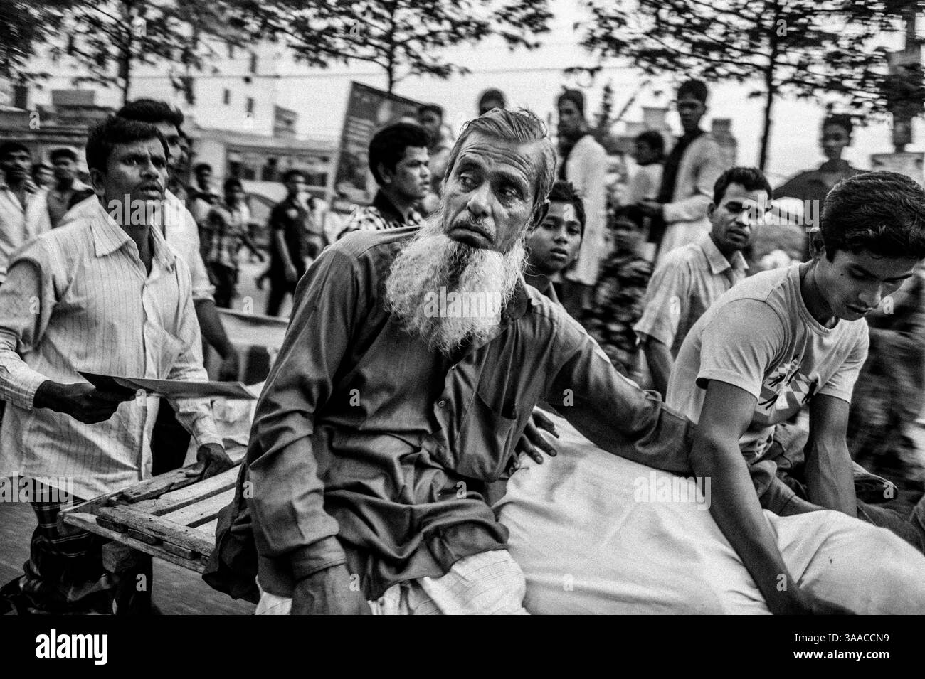 24 avril 2013 - Savar, Dhaka, Bangladesh - un membre de la famille ramène le cadavre de son parent de l'hôpital dans une fourgonnette de pousse-pousse. Le 24 avril 2013, un bâtiment de huit étages s'est effondré à Savar, près de la capitale bangladaise Dhaka, tuant plus de 1 100 personnes et en blessant environ 2 500. Rana Plaza, qui abritait cinq usines de vêtements, avait été conçu avec seulement six étages et destiné aux magasins et aux bureaux seulement. (Crédit image : © Rahul Talukder/ZUMA Wire/ZUMAPRESS.com) Banque D'Images