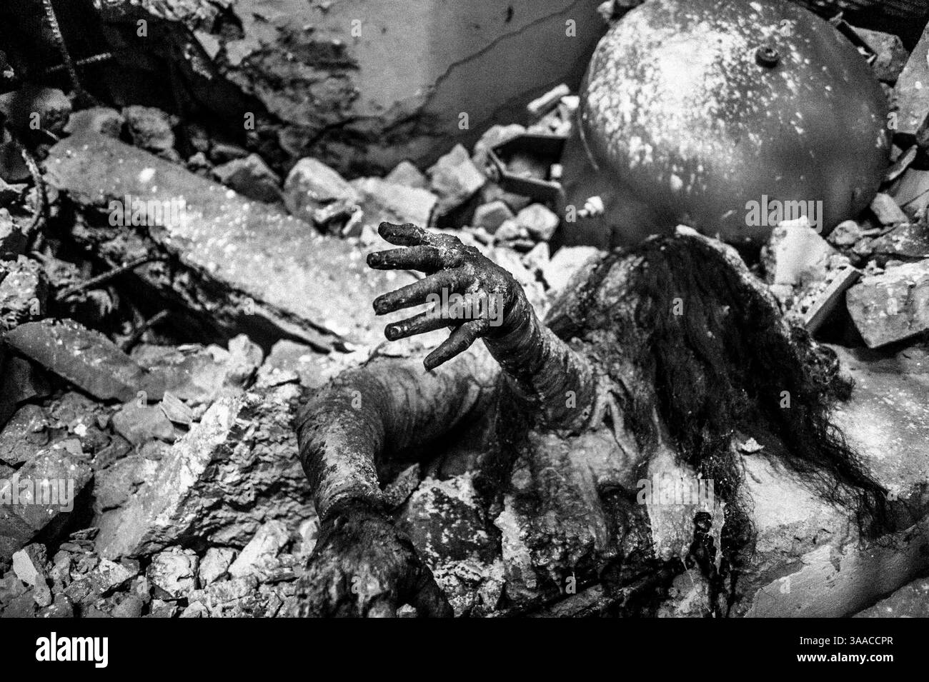 29 avril 2013 - Savar, Dhaka, Bangladesh - le cadavre d'une ouvrière du vêtement est piégé sous les débris du bâtiment effondré. Le 24 avril 2013, un bâtiment de huit étages s'est effondré à Savar, près de la capitale bangladaise Dhaka, tuant plus de 1 100 personnes et en blessant environ 2 500. Rana Plaza, qui abritait cinq usines de vêtements, avait été conçu avec seulement six étages et destiné aux magasins et aux bureaux seulement. (Crédit image : © Rahul Talukder/ZUMA Wire/ZUMAPRESS.com) Banque D'Images