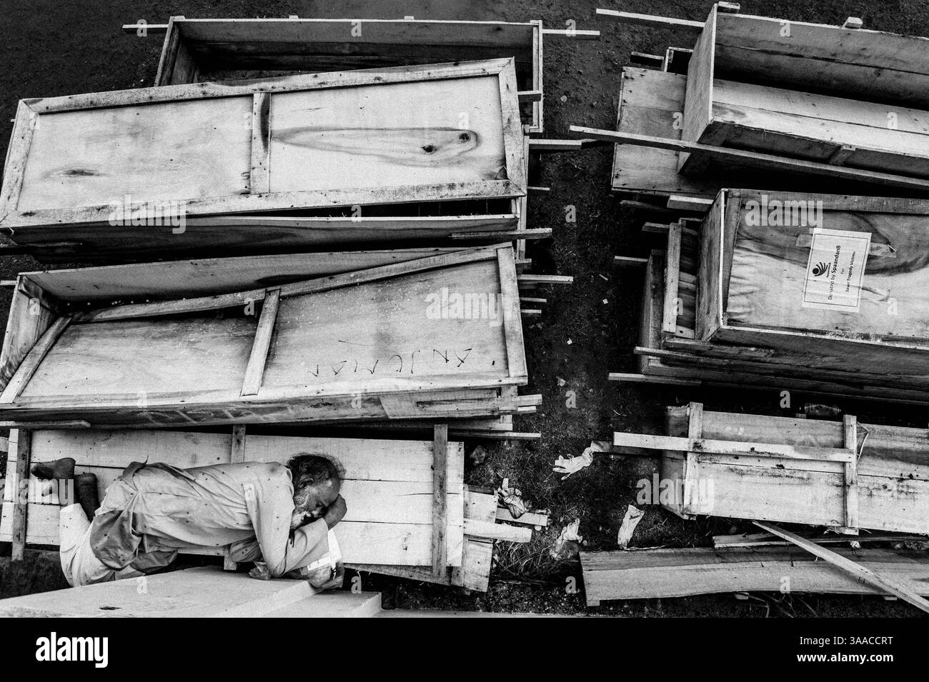 7 mai 2013 - Savar, Dhaka, Bangladesh - un vieil homme dort sur des cercueils dans une morgue de fortune dans une cour d'école près de Rana Plaza. Le 24 avril 2013, un bâtiment de huit étages s'est effondré à Savar, près de la capitale bangladaise Dhaka, tuant plus de 1 100 personnes et en blessant environ 2 500. Rana Plaza, qui abritait cinq usines de vêtements, avait été conçu avec seulement six étages et destiné aux magasins et aux bureaux seulement. (Crédit image : © Rahul Talukder/ZUMA Wire/ZUMAPRESS.com) Banque D'Images 7 mai 2013 - Savar, Dhaka, Bangladesh - un vieil homme dort sur des cercueils dans une morgue de fortune dans une cour d'école près de Rana Plaza. Le 24 avril 2013, un bâtiment de huit étages s'est effondré à Savar, près de la capitale bangladaise Dhaka, tuant plus de 1 100 personnes et en blessant environ 2 500. Rana Plaza, qui abritait cinq usines de vêtements, avait été conçu avec seulement six étages et destiné aux magasins et aux bureaux seulement. (Crédit image : © Rahul Talukder/ZUMA Wire/ZUMAPRESS.com) Banque D'Images