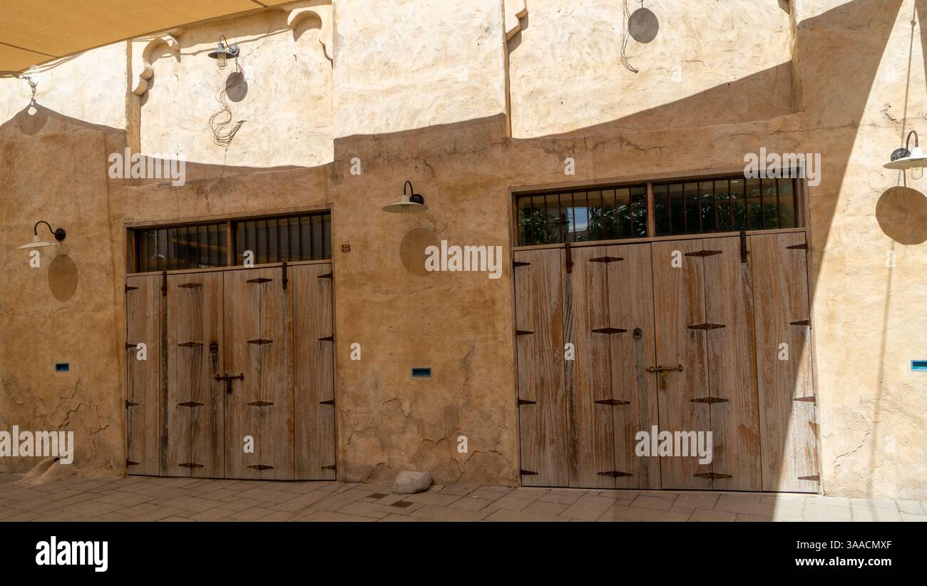 Rue de Dubaï vieille ville ou ville ou vieux village Al Seef Khor dans le quartier Al Fahidi, Émirats arabes Unis. Banque D'Images