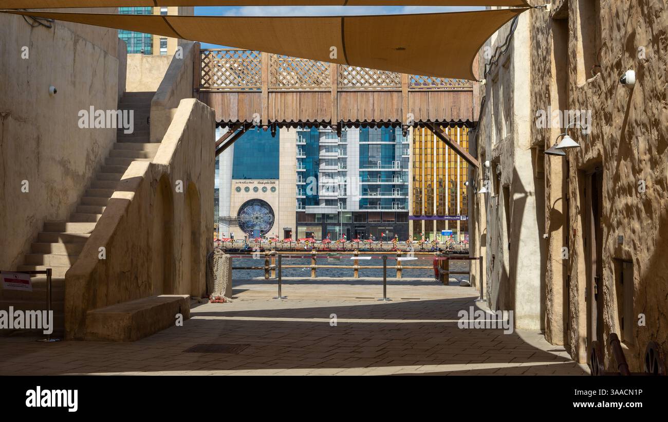 Rue de Dubaï vieille ville ou ville ou vieux village Al Seef Khor dans le quartier Al Fahidi, Émirats arabes Unis. Promenade au bord de l'eau le long de la rive de Dubaï Banque D'Images