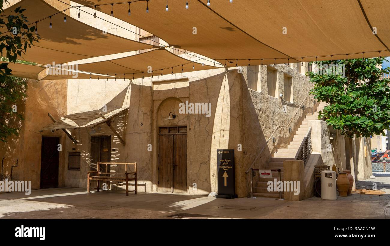 Rue de Dubaï vieille ville ou ville ou vieux village Al Seef Khor dans le quartier Al Fahidi, Émirats arabes Unis. Banque D'Images