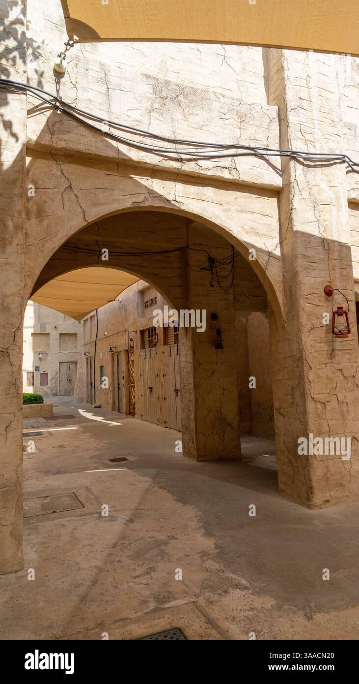 Rue de Dubaï vieille ville ou ville ou vieux village Al Seef Khor dans le quartier Al Fahidi, Émirats arabes Unis. Image verticale. Banque D'Images
