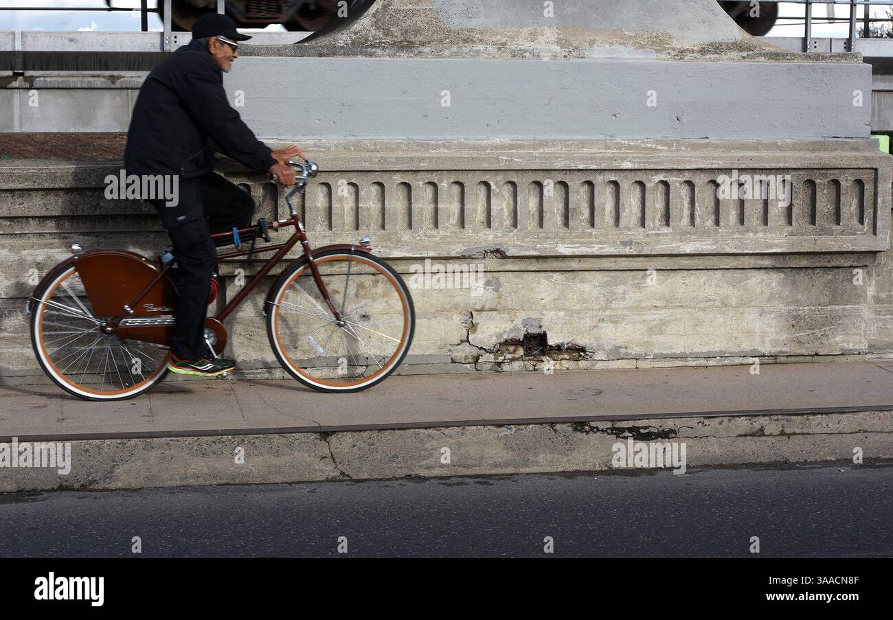 2 novembre 2015 - Modesto, Californie, États-Unis - Un cycliste passe par une partie détériorée du pont du Lion sur la septième rue à Modesto, Calif. Lundi après-midi (crédit image : © Joan Barnett Lee/Modesto Bee via ZUMA Wire) Banque D'Images