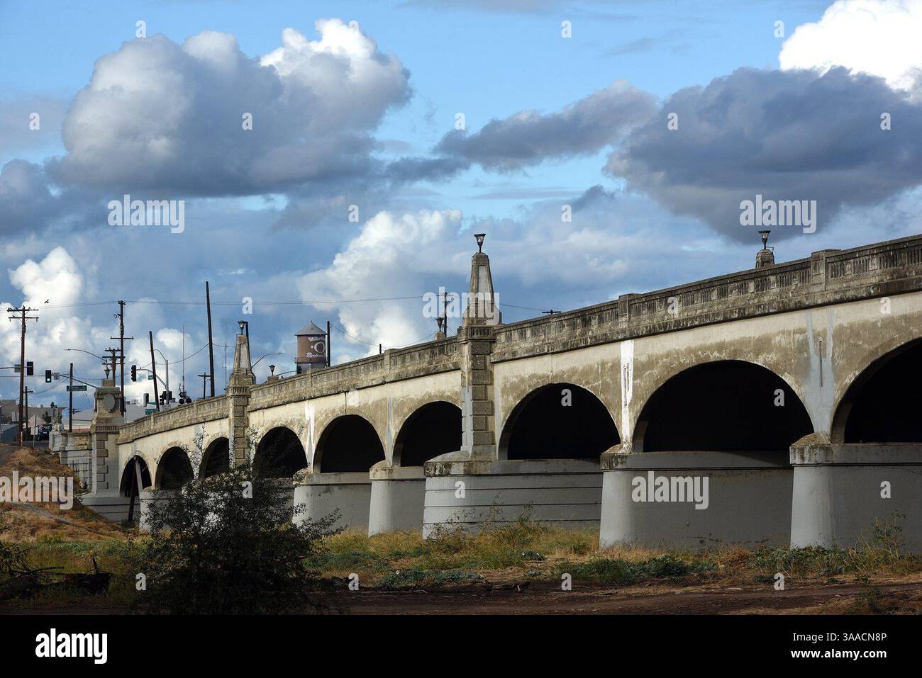 2 novembre 2015 - Modesto, Californie, États-Unis - le pont du Lion sur la septième rue à Modesto, Calif. est photographié lundi après-midi (crédit image : © Joan Barnett Lee/Modesto Bee via ZUMA Wire) Banque D'Images