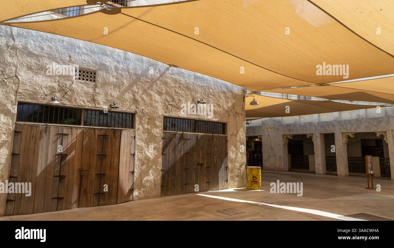 Mur de bâtiment sur la rue de Dubaï vieille ville ou ville ou vieux village Al Seef Khor dans le quartier Al Fahidi, Émirats arabes Unis. Banque D'Images