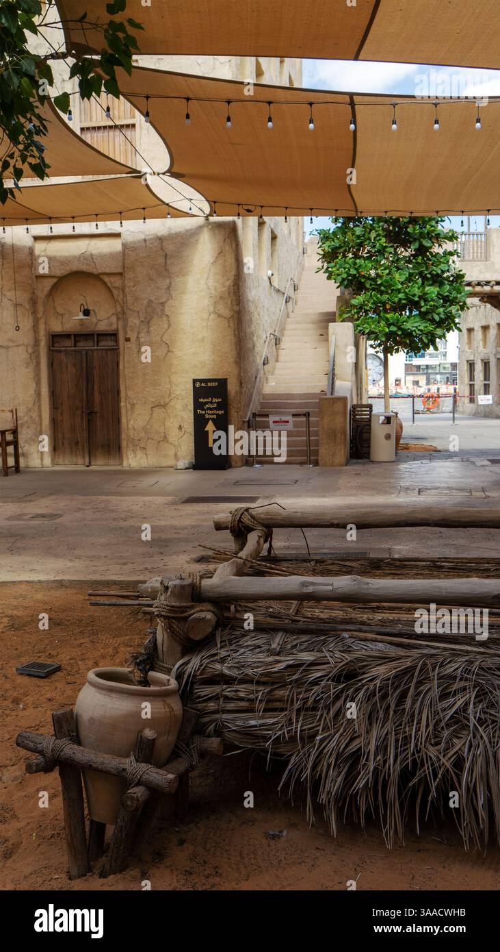Rue de Dubaï vieille ville ou ville ou vieux village Al Seef Khor dans le quartier Al Fahidi, Émirats arabes Unis. Image verticale. Banque D'Images