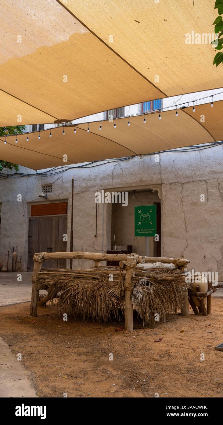 Rue de Dubaï vieille ville ou ville ou vieux village Al Seef Khor dans le quartier Al Fahidi, Émirats arabes Unis. Image verticale. Banque D'Images