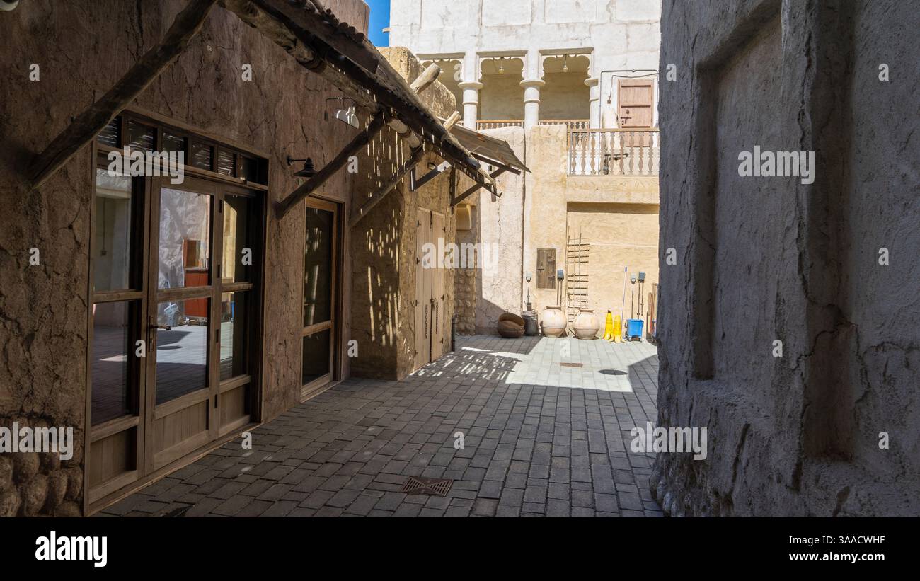 Rue de Dubaï vieille ville ou ville ou vieux village Al Seef Khor dans le quartier Al Fahidi, Émirats arabes Unis. Banque D'Images