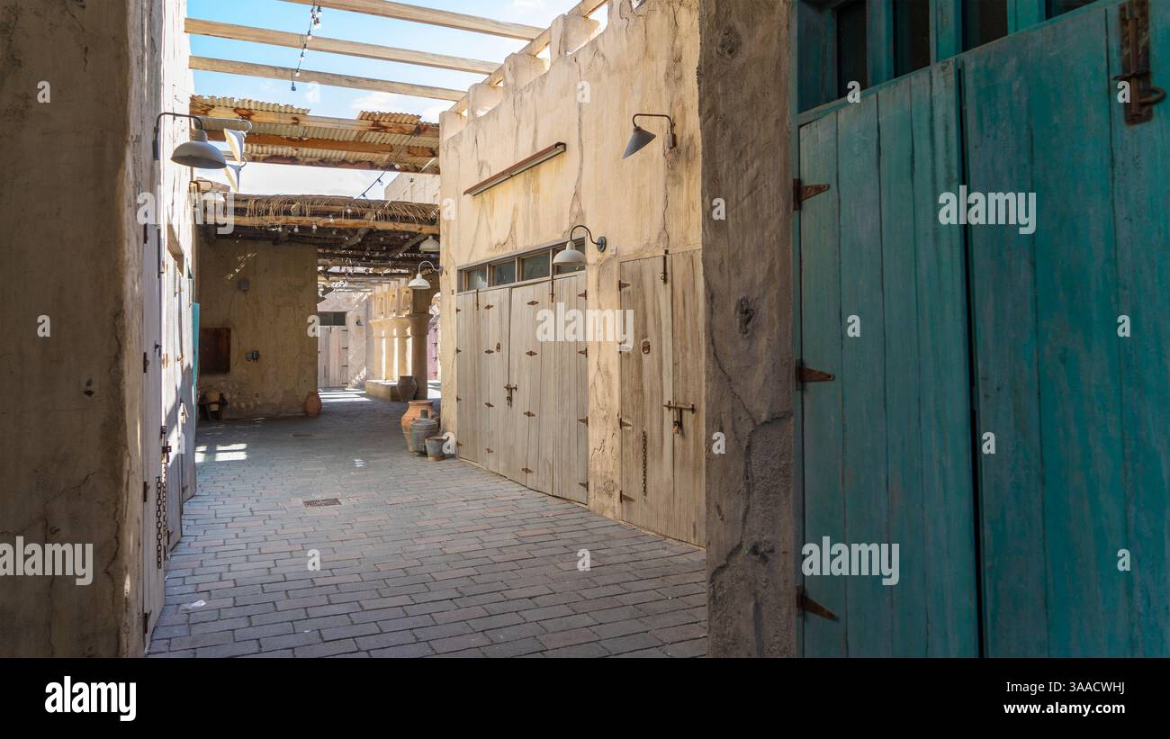 Rue de Dubaï vieille ville ou ville ou vieux village Al Seef Khor dans le quartier Al Fahidi, Émirats arabes Unis. Banque D'Images