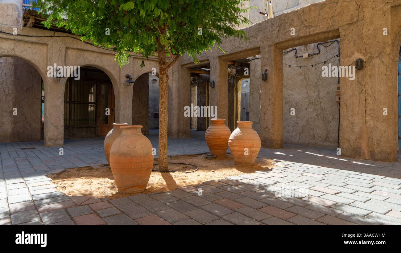 Cruches en argile sur la rue de Dubaï vieille ville ou ville ou vieux village Al Seef Khor dans le quartier Al Fahidi, Émirats arabes Unis. Banque D'Images