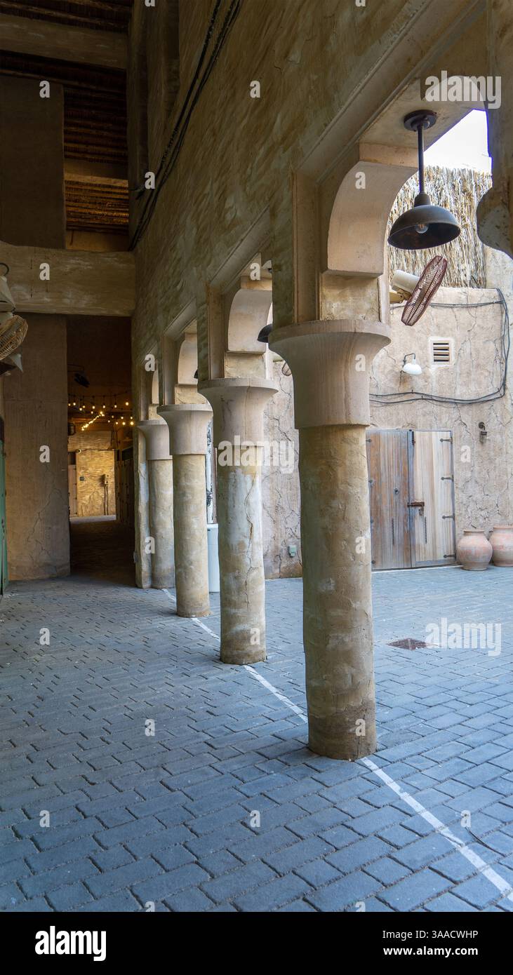 Colonnes sur la rue de Dubaï vieille ville ou ville ou vieux village Al Seef Khor dans le quartier Al Fahidi, Émirats arabes Unis. Image verticale. Banque D'Images
