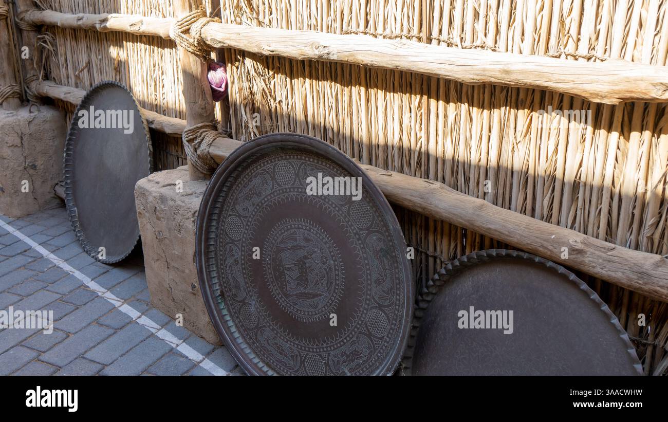 Clôture décorative et plats vintage sur la rue de Dubaï vieille ville ou ville ou vieux village Al Seef Khor dans le quartier Al Fahidi, Émirats arabes Unis. Banque D'Images