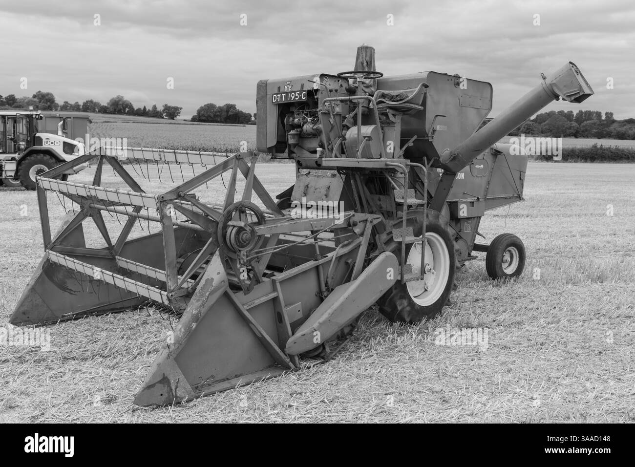 Haselbury Plucknet.Somerset.Royaume-Uni. 17 août 2024.Une moissonneuse-batteuse Massey Ferguson 31 de 1965 est présentée lors d'un événement agricole de Yesterdays Banque D'Images