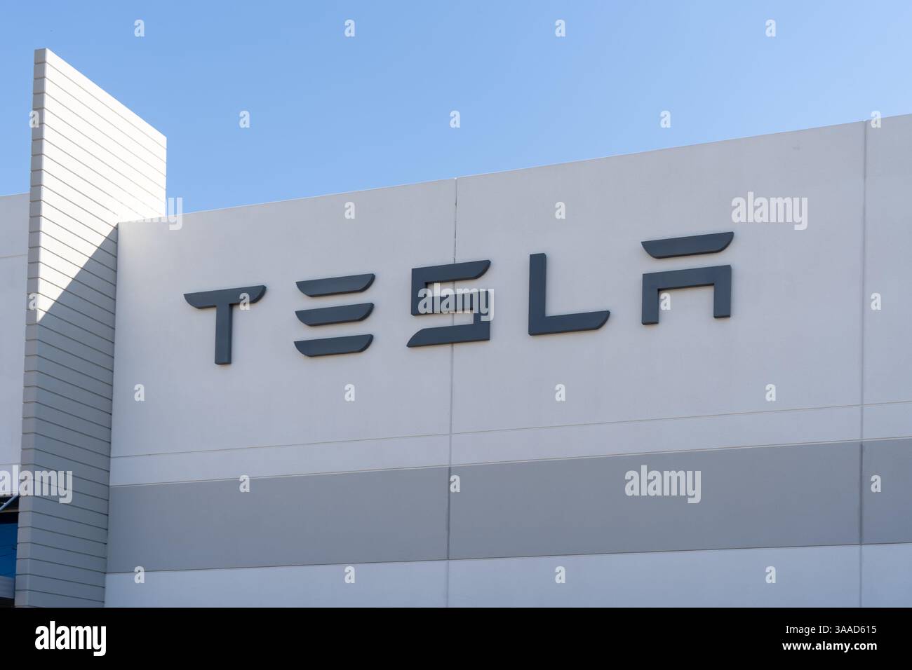 Houston, Texas, États-Unis - 2 mars 2022 : gros plan du signe Tesla sur le bâtiment avec le ciel bleu en arrière-plan. Banque D'Images Houston, Texas, États-Unis - 2 mars 2022 : gros plan du signe Tesla sur le bâtiment avec le ciel bleu en arrière-plan. Banque D'Images