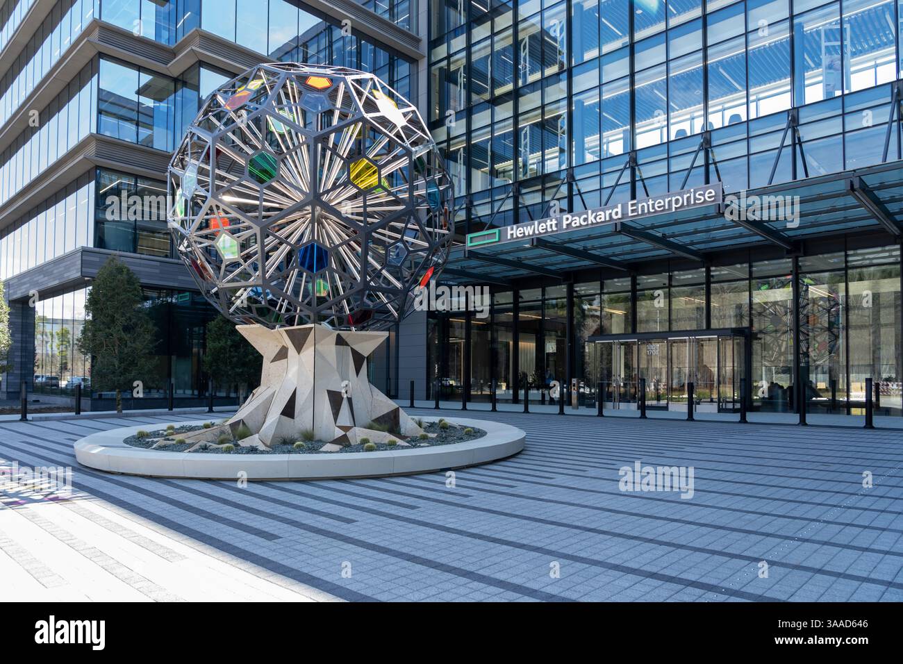 Houston, Texas, États-Unis - 2 mars 2022 : des gens entrent dans l'immeuble de bureaux Hewlett Packard Enterprise à Houston, Texas, États-Unis Banque D'Images