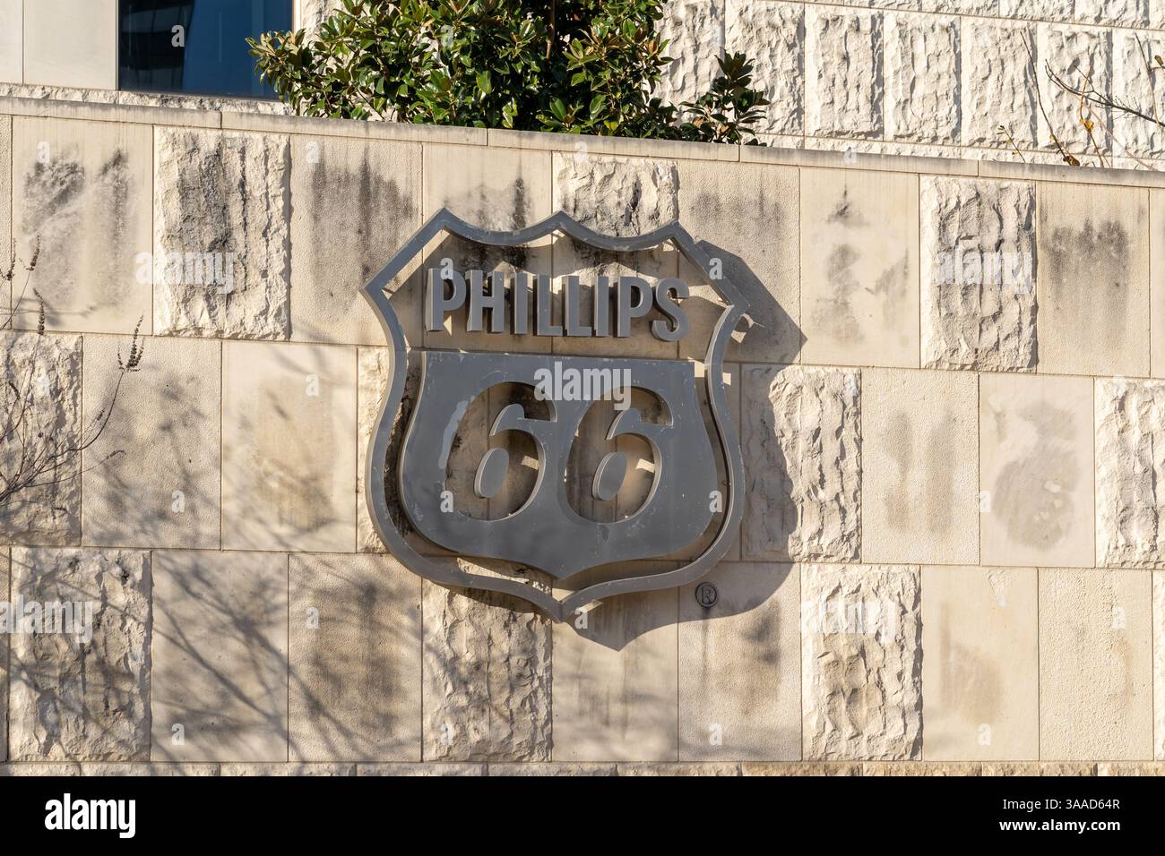Houston, Texas, États-Unis - 2 mars 2022 : logo Phillips 66 sur le mur de leur siège social à Houston, Texas, États-Unis. Banque D'Images