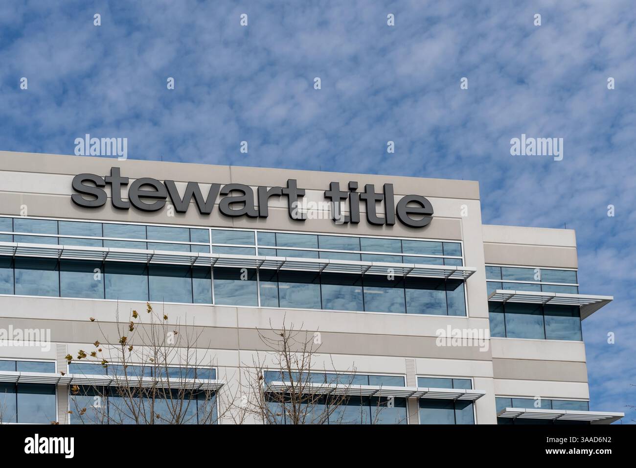 Houston, TX, USA - 2 mars 2022 : Stewart Title signe à son siège social à Houston, TX, USA. Banque D'Images