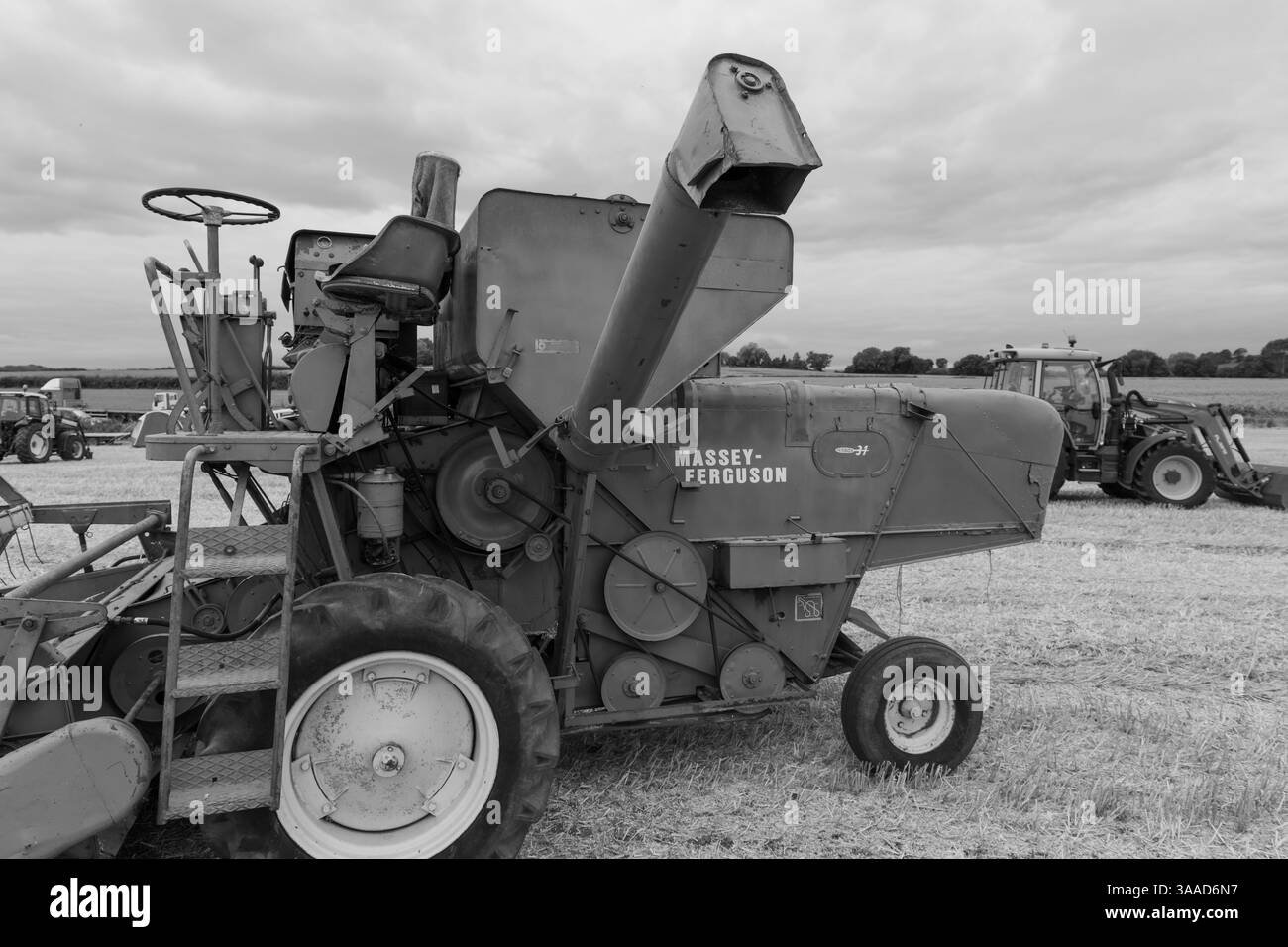 Haselbury Plucknet.Somerset.Royaume-Uni. 17 août 2024.Une moissonneuse-batteuse Massey Ferguson 31 de 1965 est présentée lors d'un événement agricole de Yesterdays Banque D'Images