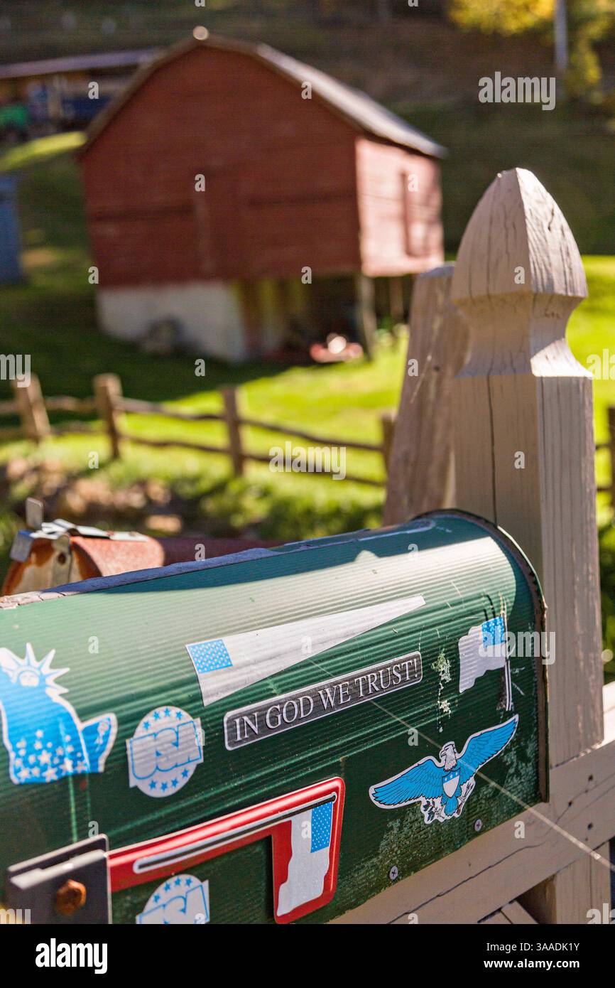 Octobre 15, 2015 - Prices Creek, Caroline du Nord, États-Unis d'Amérique - Une boîte aux lettres avec In God We Trust par une ancienne grange en bois le long des sentiers de Quilt à Prices Creek, Caroline du Nord. Les sentiers de courtepointe honorent les conceptions de courtepointe faites à la main de la région rurale des Appalaches. (Crédit image : © Richard Ellis via ZUMA Wire) Banque D'Images
