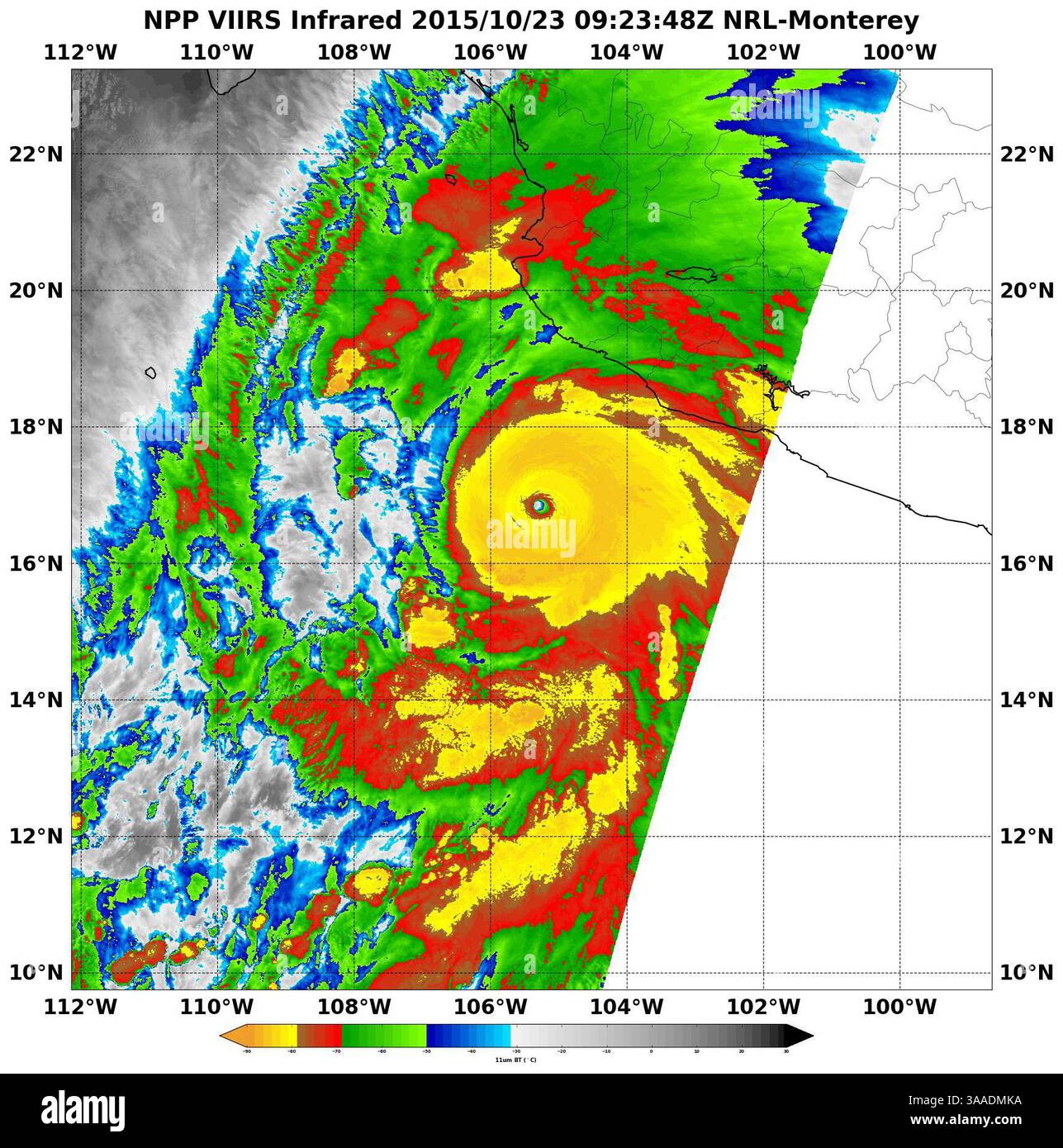 Oct 23, 2015 - Océan Pacifique - image NASA de l'oeil de tempête. Imagerie VIIRS. Les prévisionnistes avertissent d'une chute de terre potentiellement catastrophique alors que l'ouragan le plus puissant jamais enregistré dans l'est du Pacifique Nord se dirige vers une partie du Mexique populaire auprès des touristes canadiens. Un avertissement d'ouragan est en vigueur pour une portion de côte qui comprend la station touristique de Puerto Vallarta, et le gouvernement canadien déconseille tout déplacement non essentiel. Les officiels disent que la tempête de catégorie 5 est « extrêmement dangereuse » avec des vents allant jusqu'à 325 kilomètres à l'heure, beaucoup plus forts que l'ouragan Katrina ne l'était Banque D'Images