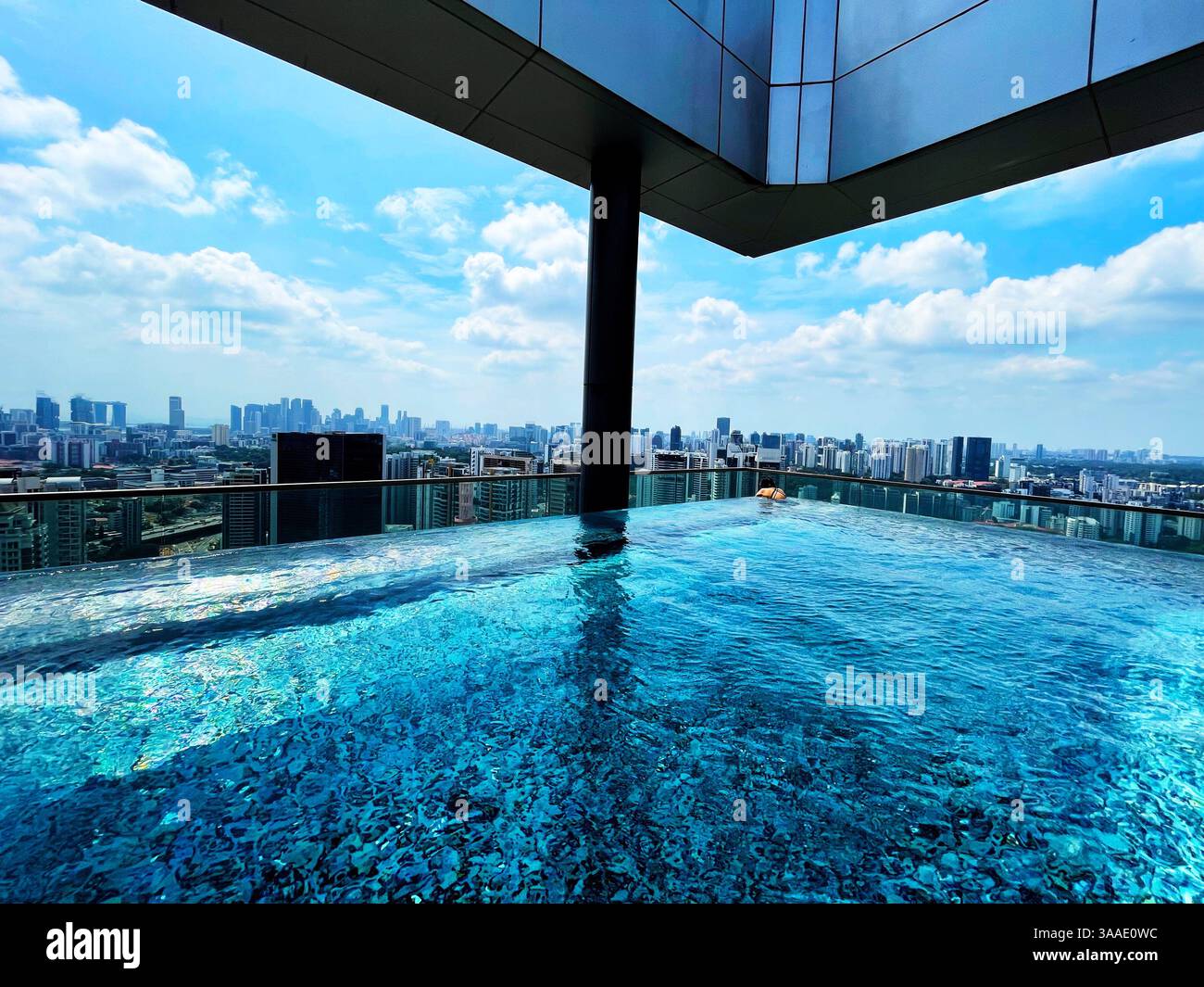 Plongez dans cette superbe piscine sur le toit Banque D'Images