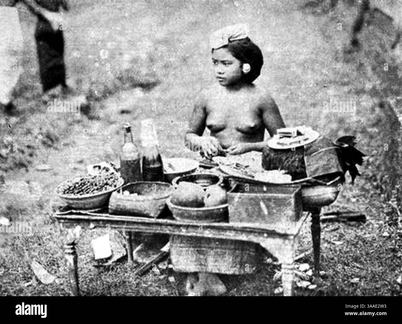 Femme indonésienne vendant de la nourriture à Bali, Indes orientales néerlandaises, en 1934. Banque D'Images