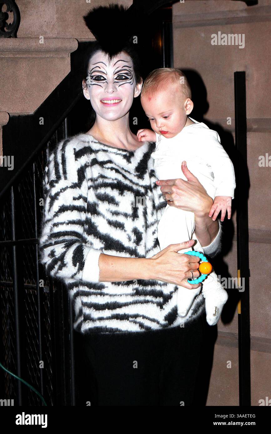 31 octobre 2015 - New York City, NY, États-Unis - L'actrice Liv Tyler et son fils Sailor Gardner s'aventurent iout à Halloween dans le West Village le 31 2015 octobre à New York (crédit image : © Nancy Rivera/Ace Pictures via ZUMA Press) Banque D'Images