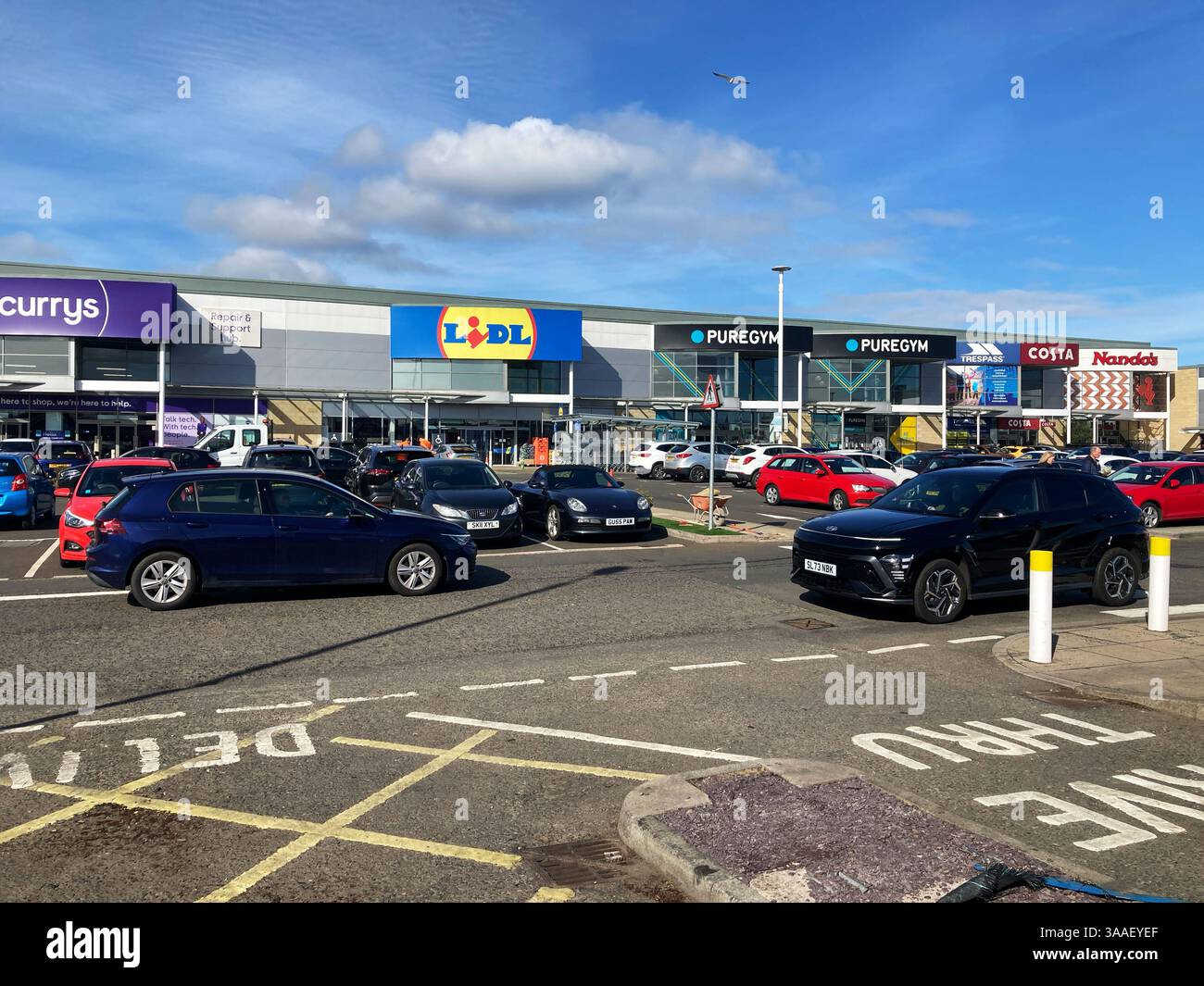 Currys, Lidl, Puregym, intrusion, Costa, Nandos au Shopping Retail Park, Édimbourg, Écosse - Image de stock capturée avec un smartphone