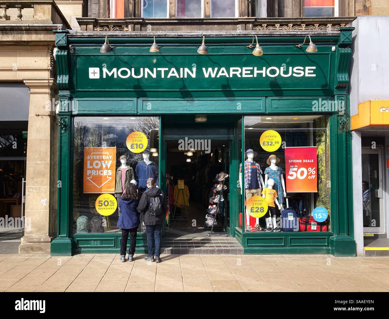 Mountain Warehouse Spring Sale avec 50% de réduction, Princes Street, Édimbourg, Écosse - Image de stock capturée avec un smartphone