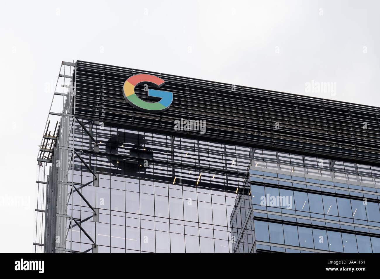 Austin, Texas, États-Unis - 17 mars 2022 : logo G sur l'immeuble de bureaux Google à Austin, Texas, États-Unis. Banque D'Images