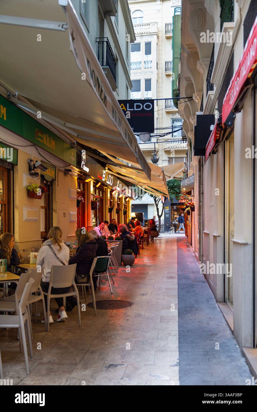 Rue avec restaurants dans le quartier Sant Francesc de Valence, Espagne Banque D'Images