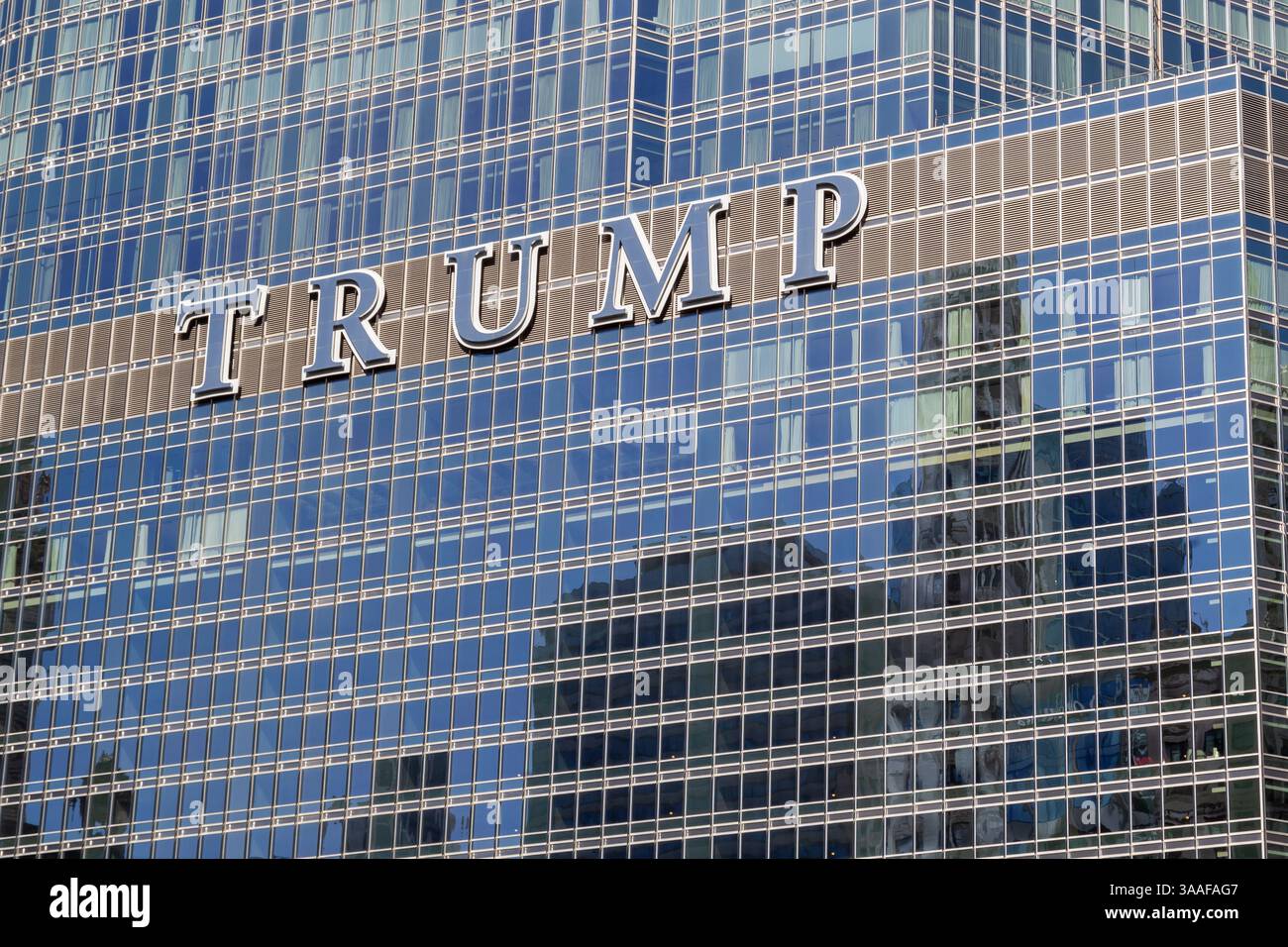 Chicago, Illinois, États-Unis - 28 mars 2022 : panneau Trump affiché sur le Trump International Hotel and Tower Building à Chicago Banque D'Images