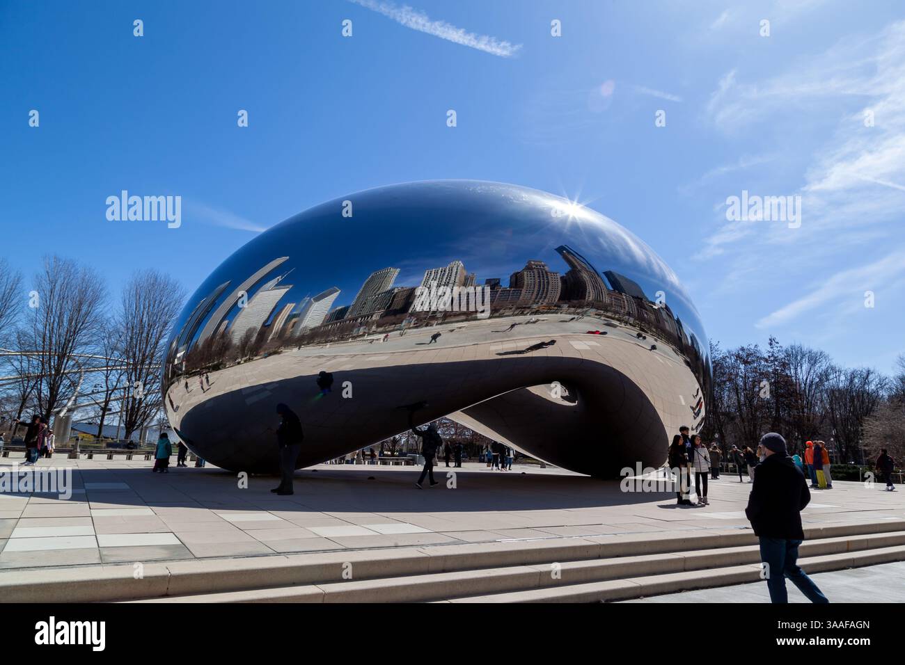 Chicago, Illinois, États-Unis - 28 mars 2022 : les gens visitent la sculpture nommée Cloud Gate au Millennium Park à Chicago, Illinois, États-Unis. Banque D'Images