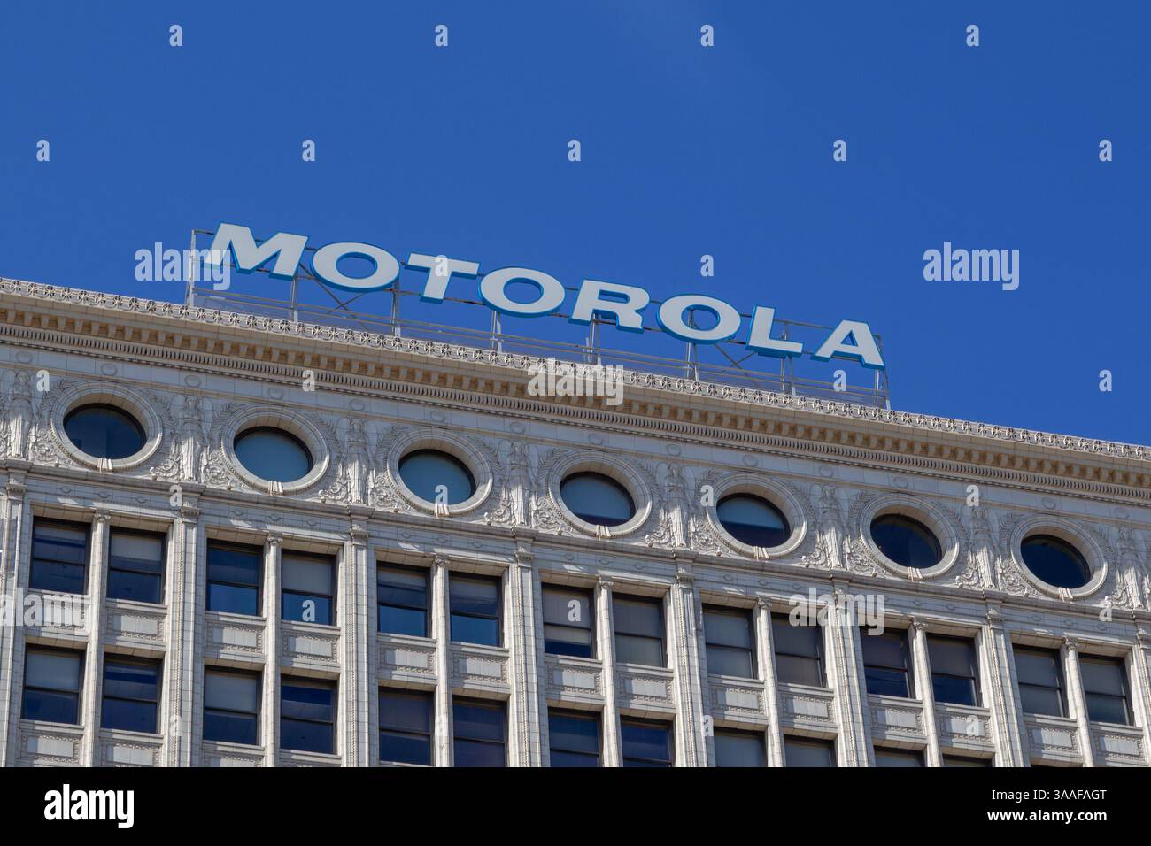 Chicago, Illinois, États-Unis - 28 mars 2022 : le panneau Boeing sur le bâtiment de son siège à Chicago, Illinois, États-Unis. Banque D'Images